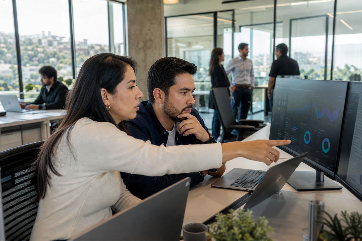 Profesionales latinos en una empresa de tecnología y sectores digitales